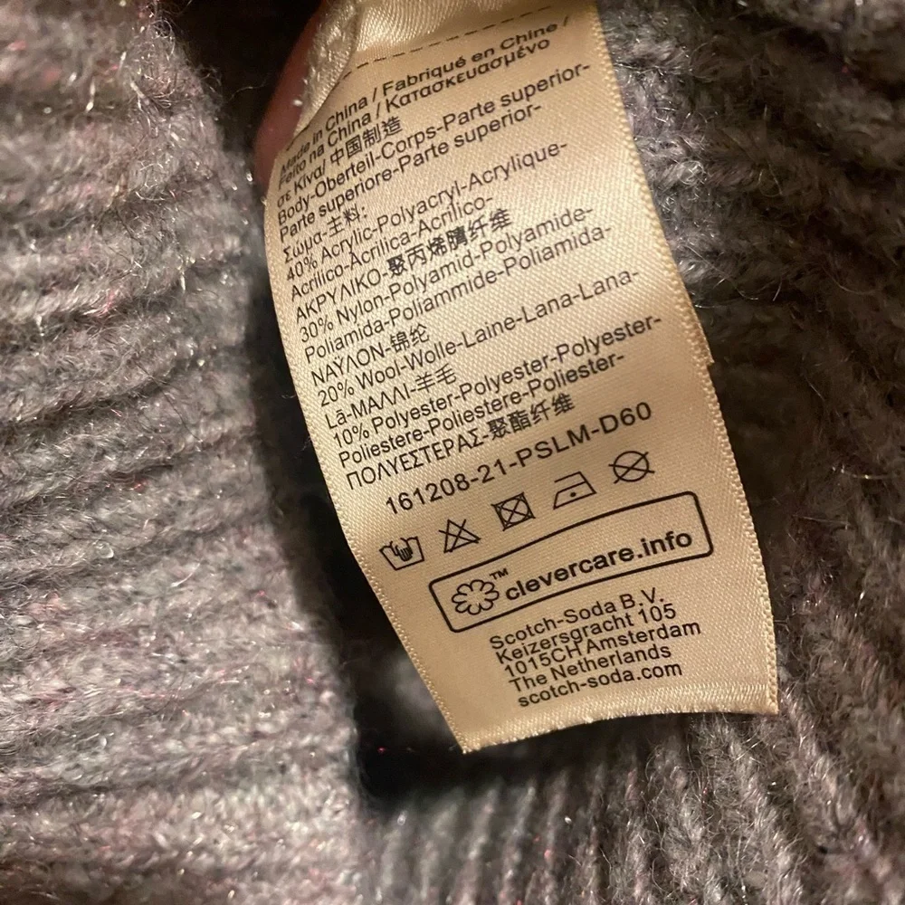 Scotch and Soda wool blend v-neck pullover sweater. Size XS. Very good cond.